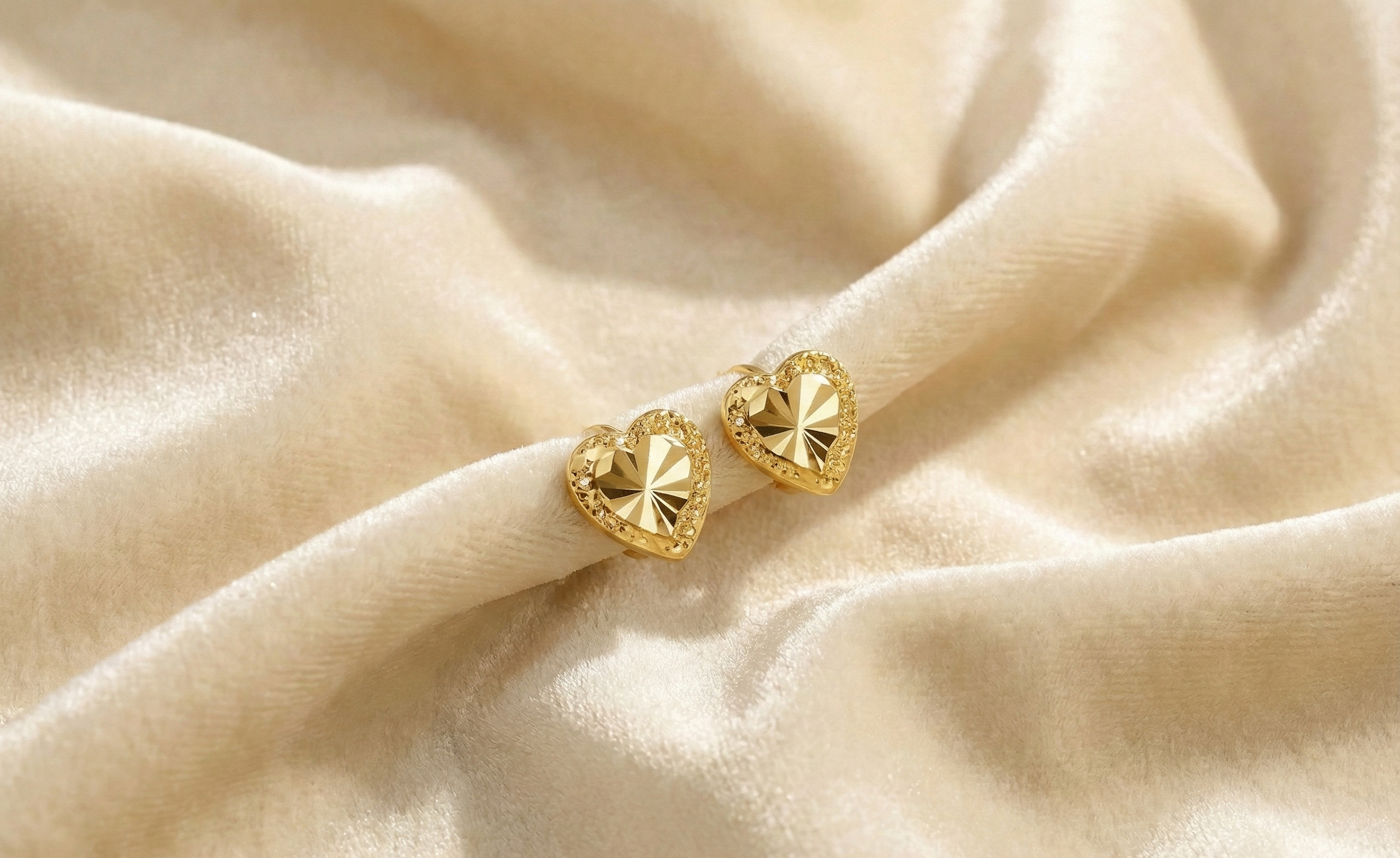 עגילי לב צמודים דגם 'אהרט', ציפוי זהב על פלדת אל-חלד - L316 עמידים במים