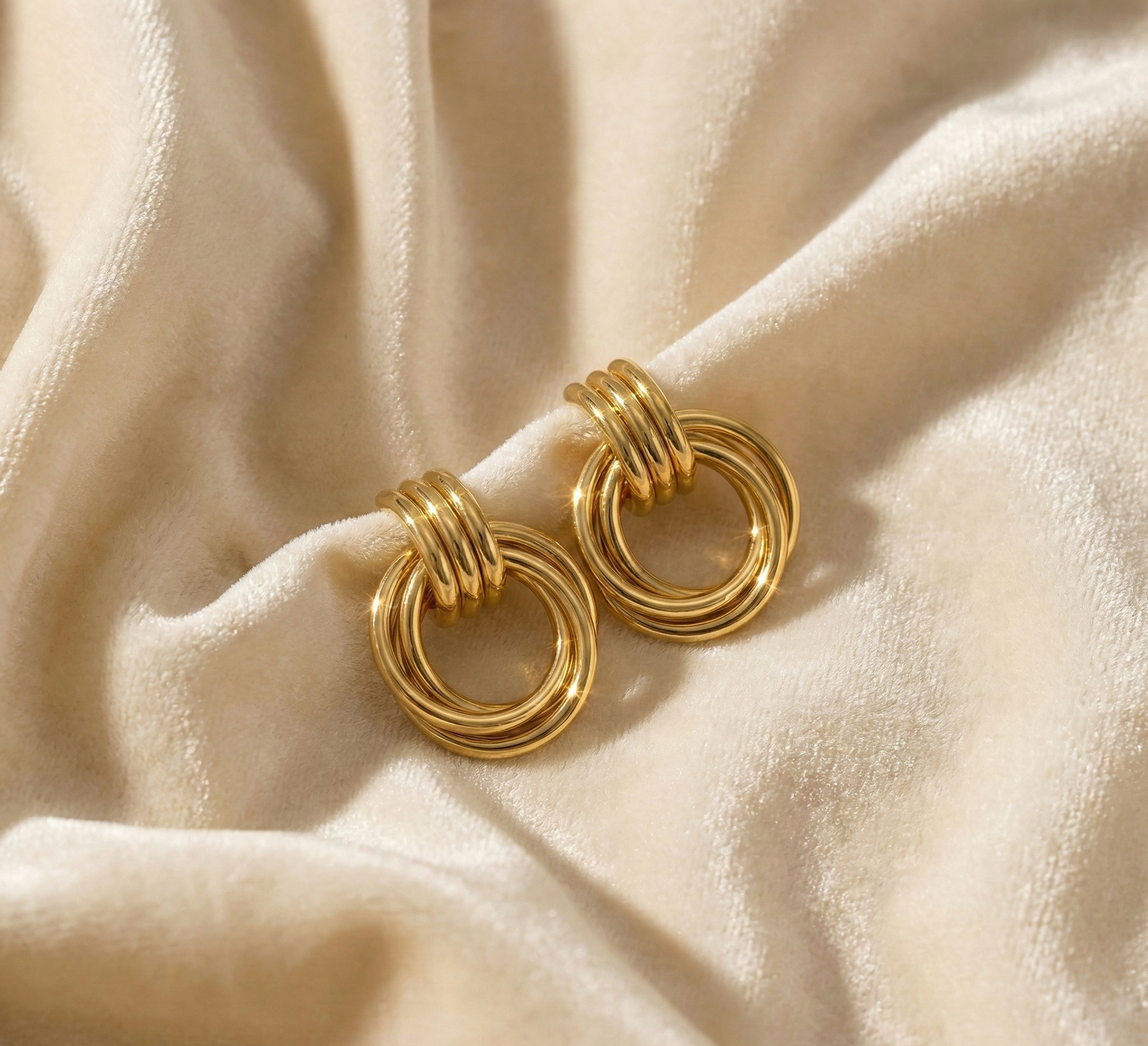 עמיד במים L316 עגילי חישוק כפול שזור קולקציית 'מארג' - ציפוי זהב על פלדת אל-חלד