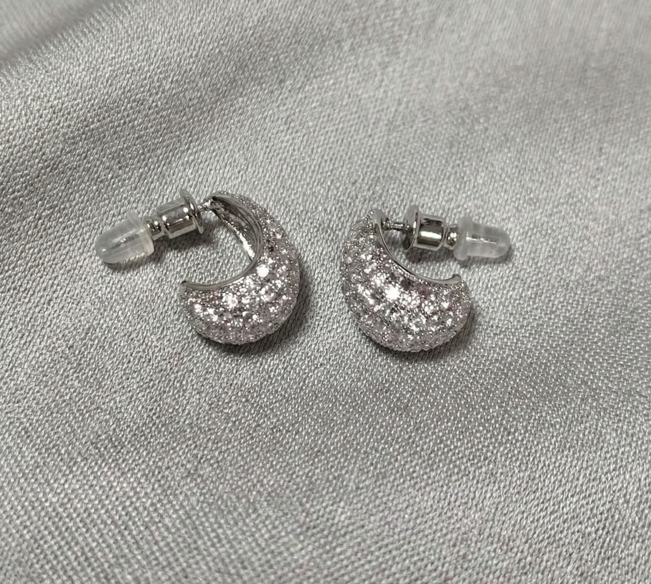 עמיד במים L316 עגילי חישוק קולקציית 'מארג' - ציפוי זהב לבן על פלדת אל-חלד