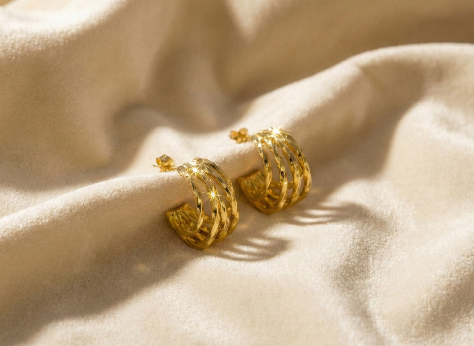 עמיד במים L316 עגילי חישוק קולקציית 'מארג' - ציפוי זהב על פלדת אל-חלד