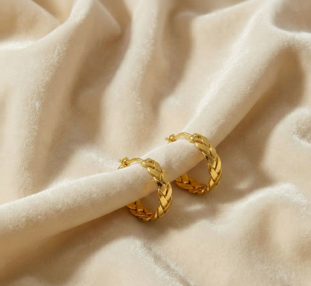 עגילי חישוק טקסטורה עלים דגם 'לונה', ציפוי זהב על פלדת אל-חלד - L316 עמידים במים