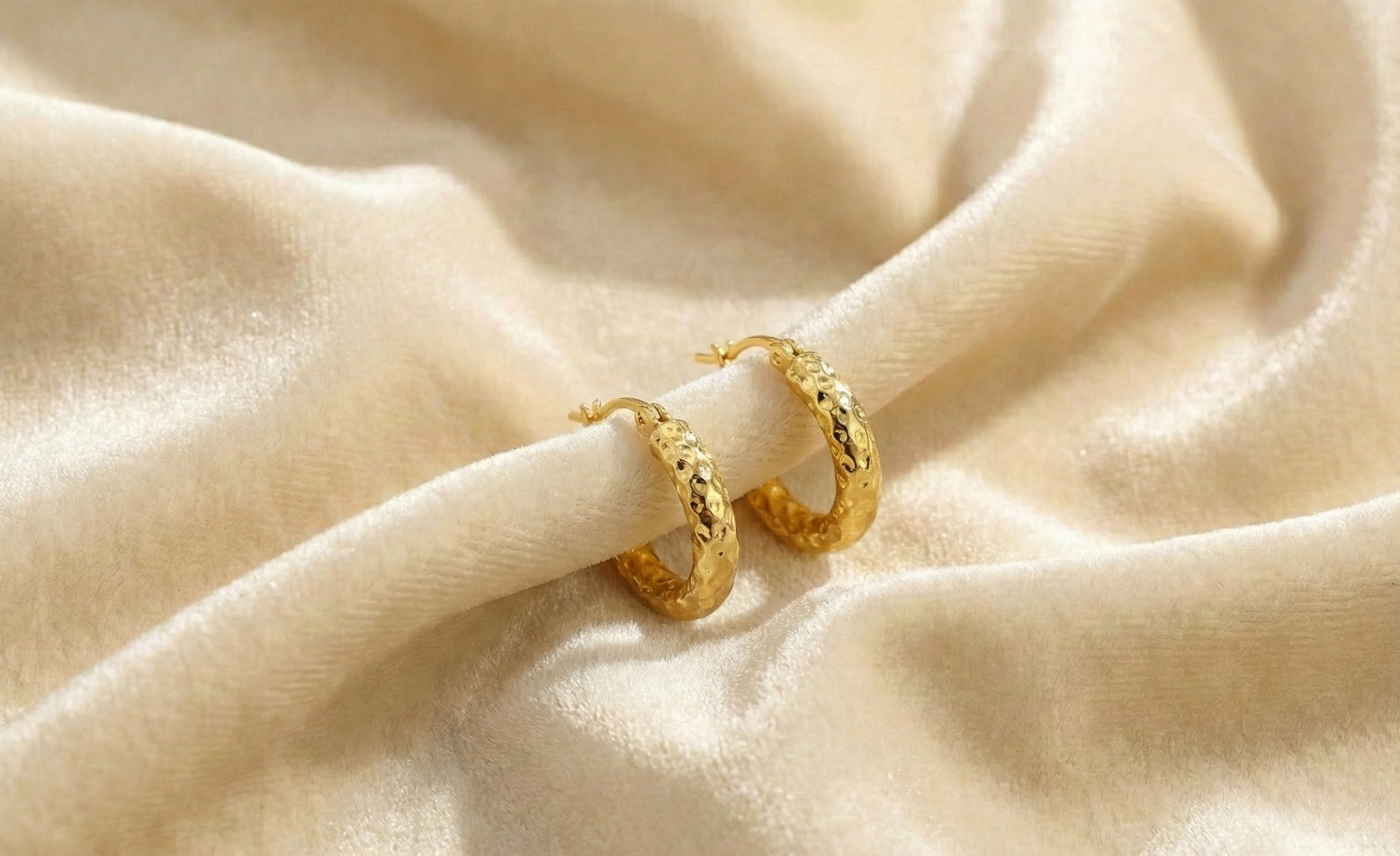 עגילי חישוק עם טקסטורה דגם 'לונה', ציפוי זהב על פלדת אל-חלד -  L316 עמידים במים