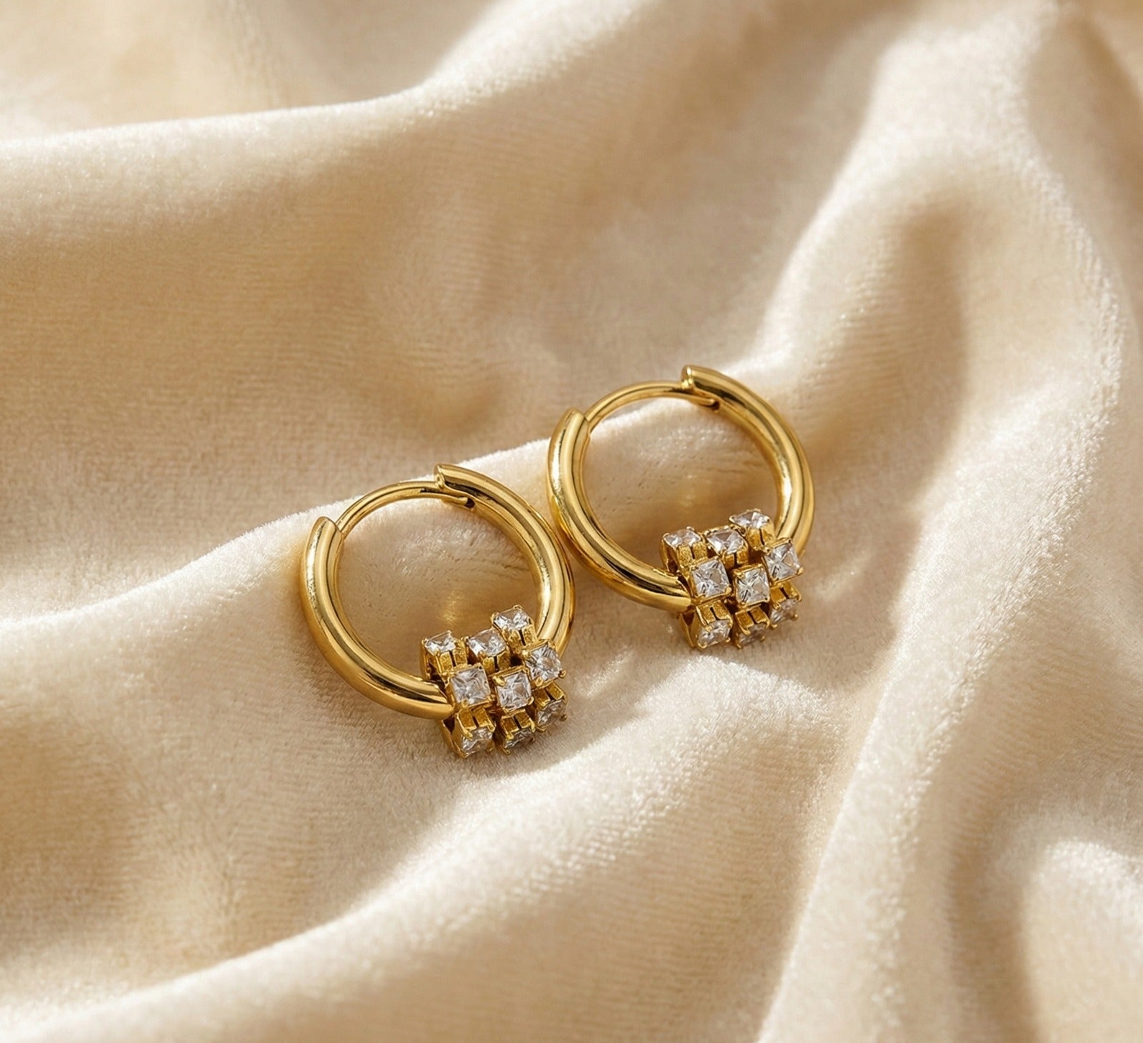 עגילי חישוק עם חישוקים קטנים דגם 'לונה', ציפוי זהב על פלדת אל-חלד -  L316 עמידים במים