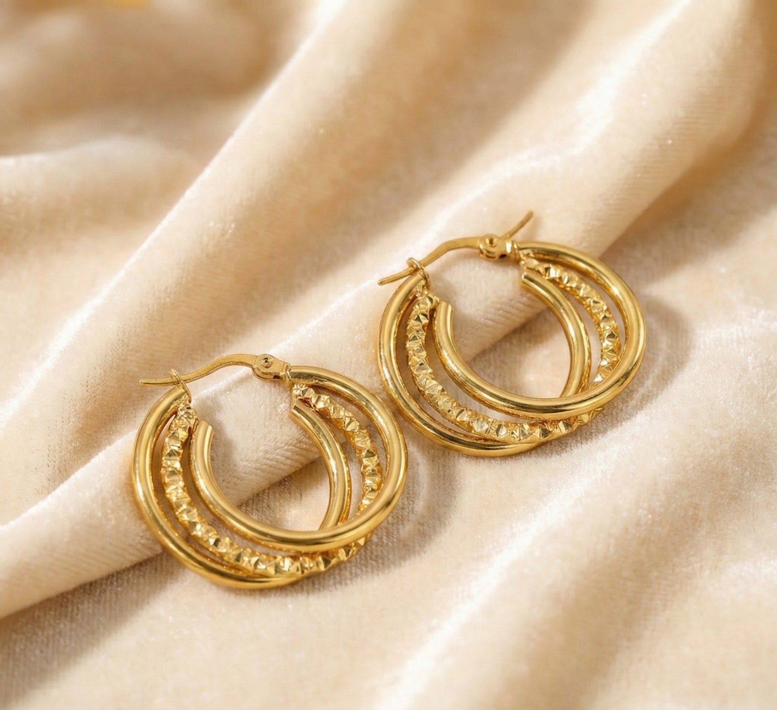 עמיד במים L316 עגילי חישוק כפול קולקציית 'מארג' - ציפוי זהב על פלדת אל-חלד