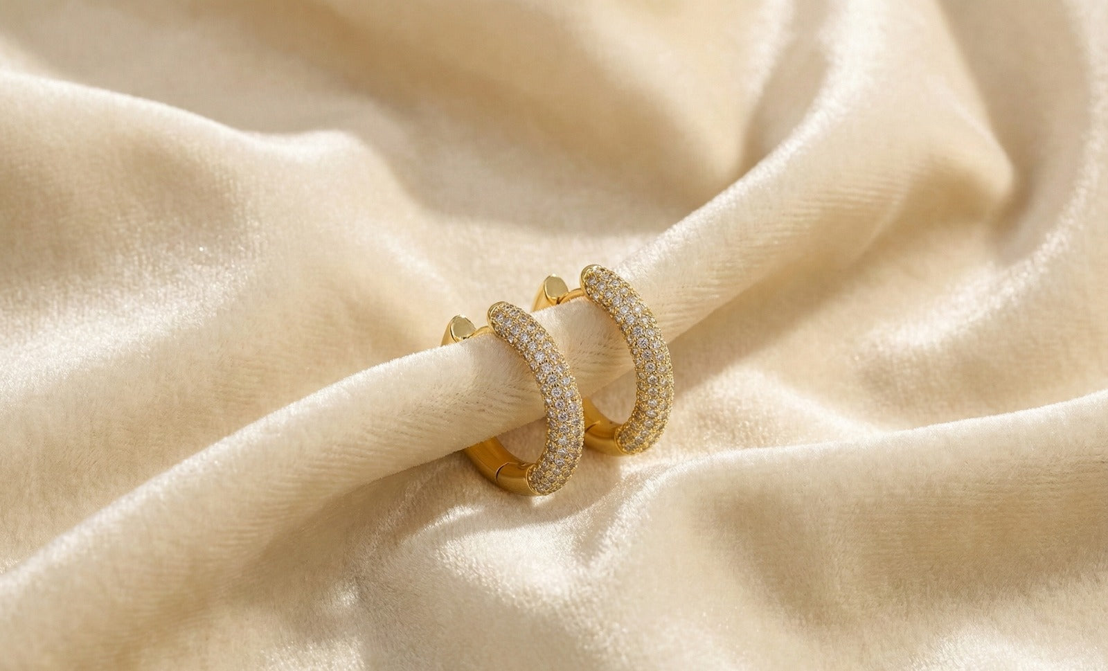 עגילי חישוק דגם 'לונה' משובצים, ציפוי זהב על פלדת אל-חלד - L316 עמידים במים